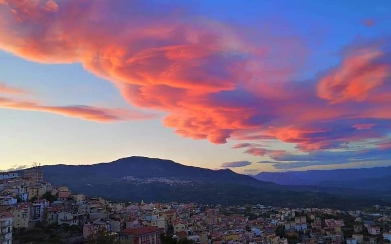 La foto. Lo scatto del giorno: tramonti vermigli in Ogliastra