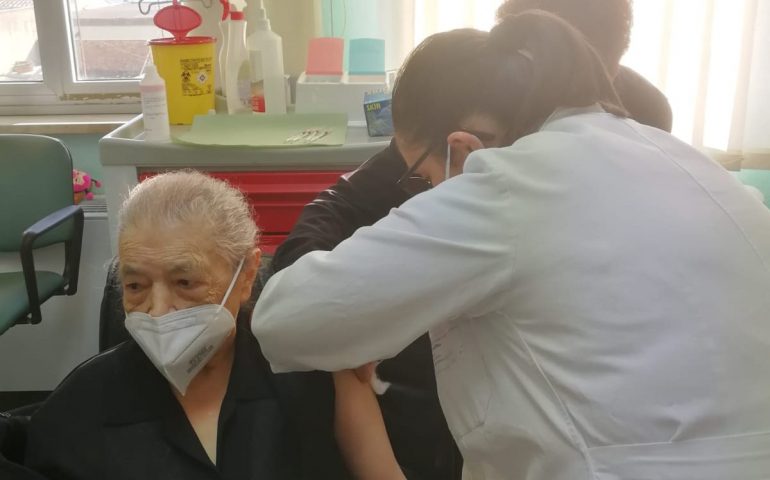 Vaccini anti Covid: modalità per semplificare l’accesso ai punti vaccinali agli over80