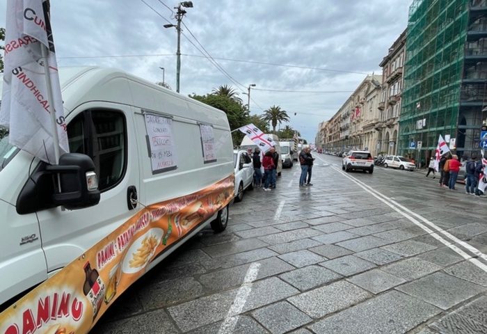 Cagliari, la protesta di ambulanti e giostrai: via Roma bloccata