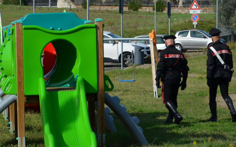 Approfitta della scuola chiusa e porta le pecore a pascolare nel giardino. Pastore denunciato