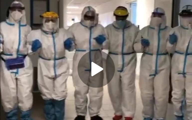 (VIDEO) Ballo sardo all’ospedale di Nuoro per l’iniziativa solidale “Dami sa Manu” di Luca Atzori e Boches a Tenore