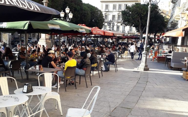 (FOTO) Zona gialla, Cagliari riparte: tavolini pieni e tanta voglia di normalità in centro