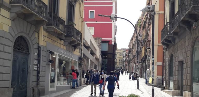 Cagliari, ultima domenica di zona rossa: in centro una mattina di passeggiate e caffè all’aperto