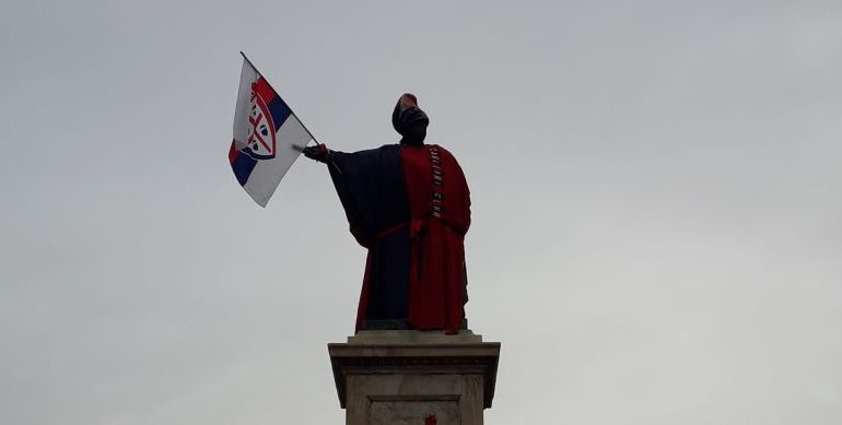 Cagliari, la squadra ha chiuso ieri il suo campionato: nel Largo, Carlo Felice vestito rossoblù e festeggia la salvezza