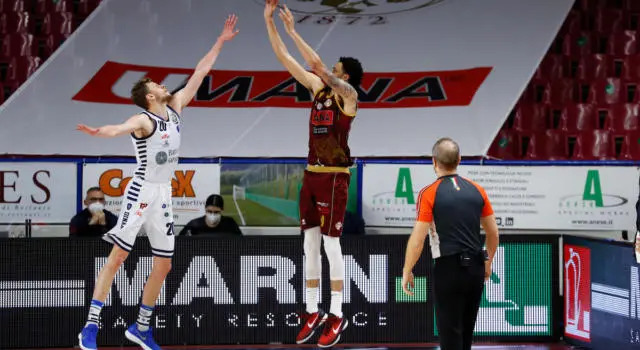 La Dinamo perde anche gara 2 dei quarti di finale: Venezia si impone 83-78