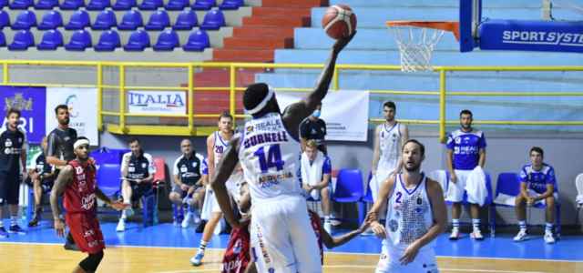 Finisce la serie positiva: Dinamo sconfitta a Cantù 106-101. Ora i playoff