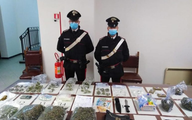 Cagliari, chili di erba, hashish e un pugnale in casa: arrestato un 23enne