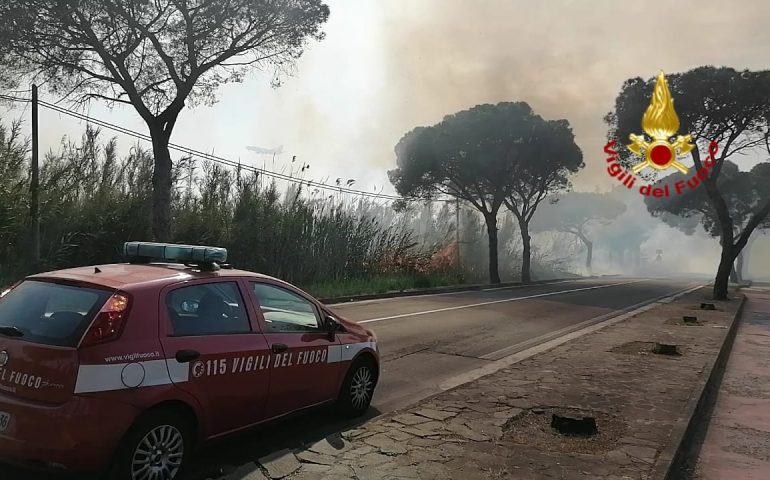 Elmas, vasto incendio in via Sulcitana