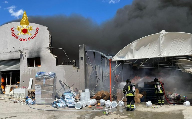 Gigantesco incendio in viale Elmas: fumo e odore acre in tutto l’Hinterland