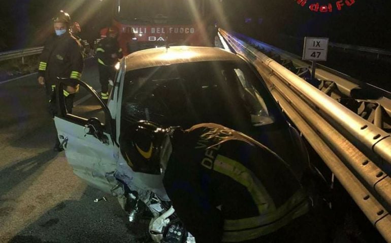 Incidente nella notte sulla 131, auto sbanda e finisce contro guard rail: due giovani coinvolti