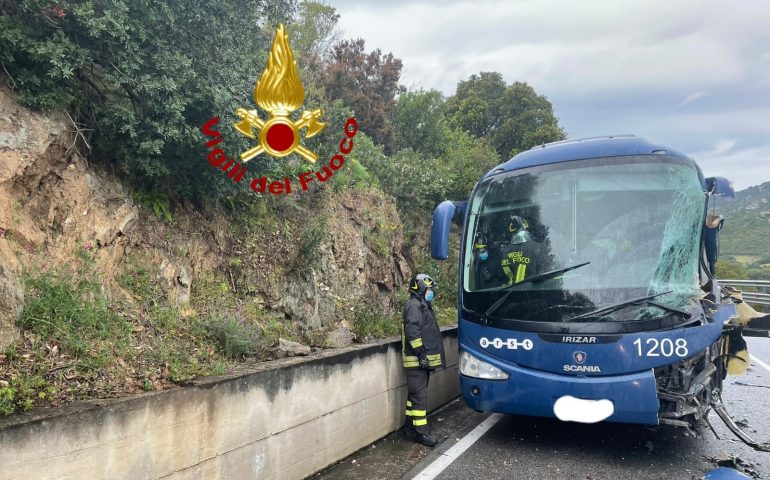 Bus Arst con a bordo 37 studenti si scontra contro un tir: paura a bordo, ferito il conducente