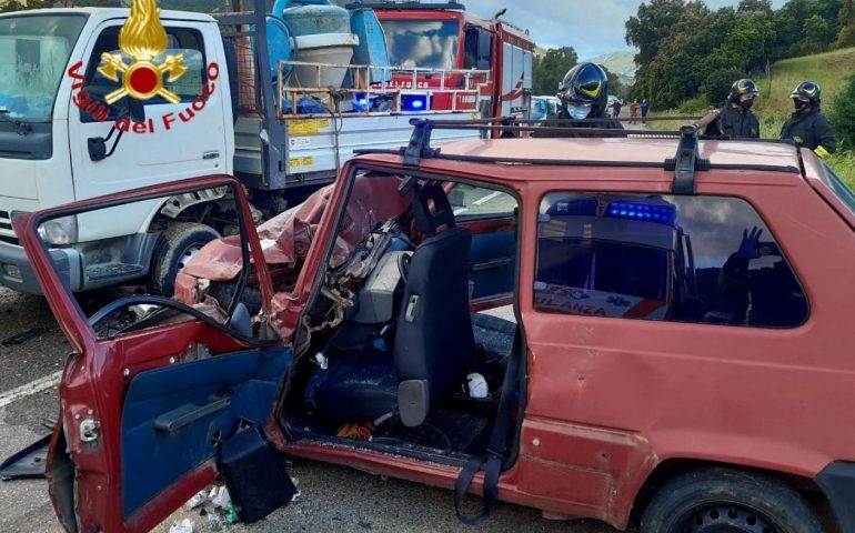 Terribile incidente a Jerzu, scontro tra auto e camioncino sulla SS 125: 4 feriti in codice rosso