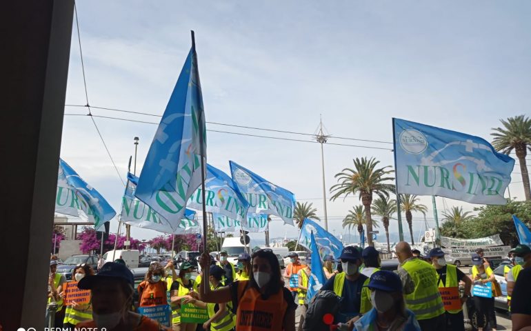 Cagliari, centinaia di infermieri davanti alla Regione: “Non siamo eroi, ma vogliamo rispetto”