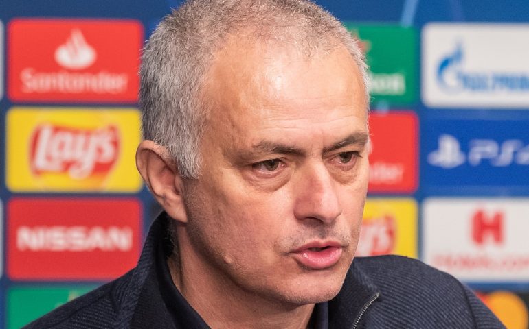 Calcio, Mourinho nuovo allenatore della Roma: lo “Special One” ritorna in Italia