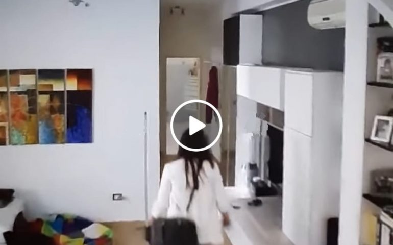 (VIDEO) Cagliari, ladra in casa con il proprietario è in smartworking: “Aiutateci a riconoscerla”