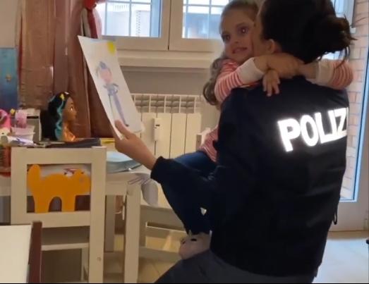 (Video) L’augurio della Polizia di Stato a tutte le mamme con un grande classico