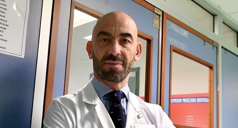 Ritorno in zona bianca, ristoranti aperti anche al chiuso. Bassetti: “Mascherina al tavolo se non si mangia o beve? Ridicolo e pericoloso”