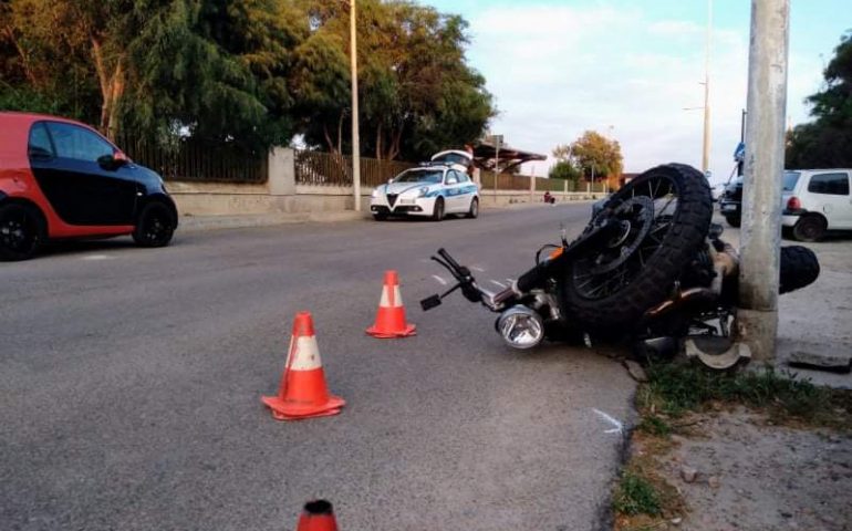Incidente stradale al Poetto, scontro fra auto e moto: centauro al pronto soccorso