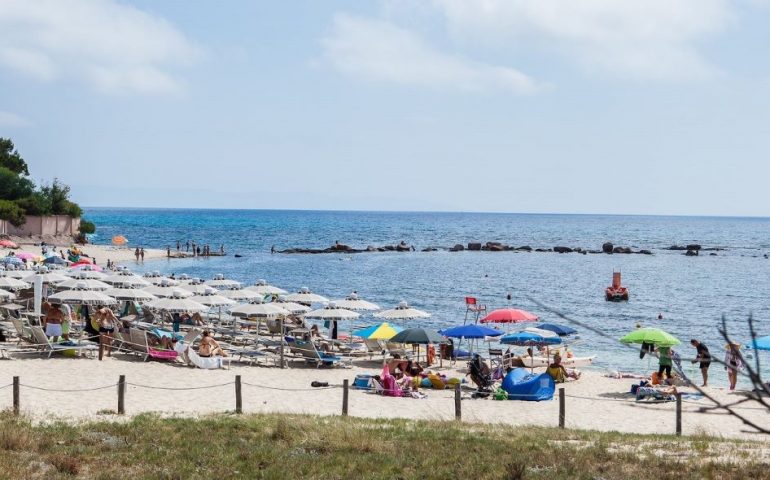 A Nora “Il Villaggio 88”, primo stabilimento sardo a prova di Covid-19. Niente assembramenti, snack e bibite direttamente da sotto l’ombrellone