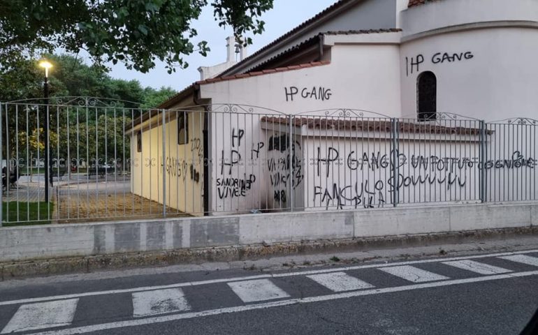 Assemini: imbrattata la chiesa di Santa Lucia, la rabbia dell’Assessora e dei cittadini