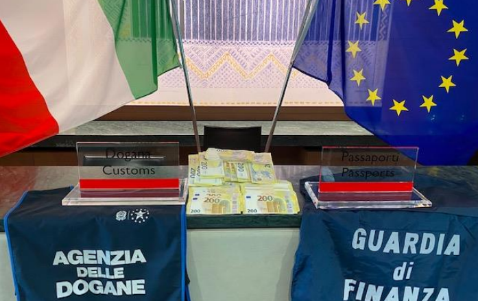 Turista tedesco arriva in Sardegna con 120mila euro non dichiarati nella valigia: scatta il sequestro