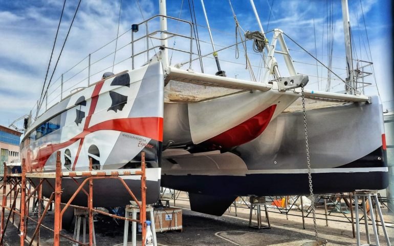 Il fascino del catamarano “Vento di Sardegna Explorer”, il velista Andrea Mura al lavoro al porto di Arbatax