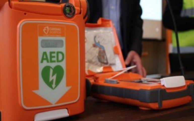 Villasimius, primo defibrillatore a pubblico accesso: tutto pronto per l’installazione e al via il corso propedeutico