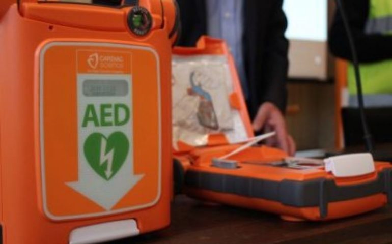 Si sente male durante il pranzo, donna salvata dal defibrillatore pubblico donato dalla cagliaritana Simona Buono