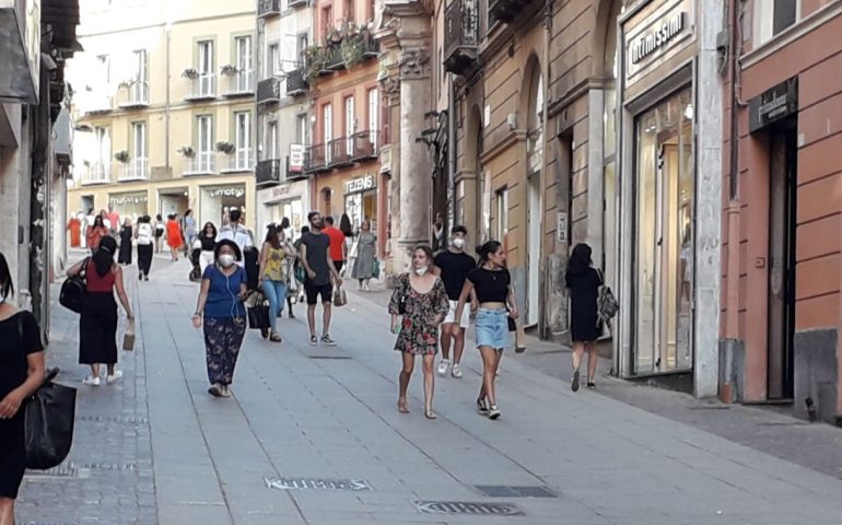 Da oggi via la mascherina all’aperto, ma non per tutti: in centro a Cagliari ancora diversi “visi coperti”