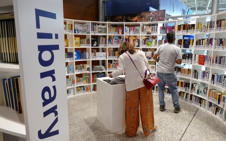 Inaugurata oggi la “Cagliari Airport Library”, la prima biblioteca aeroportuale in Italia a disposizione dei visitatori