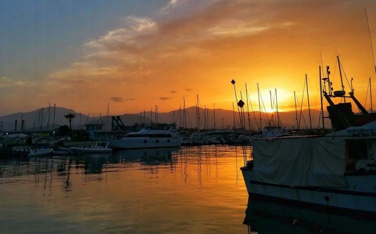 La foto. Uno spettacolare tramonto ad Arbatax: il sole si specchia nel mare tra le barche