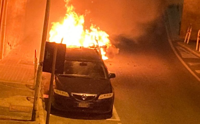 (VIDEO) Le auto incendiate ieri notte a Pirri e l’arrivo dei Vigili del Fuoco