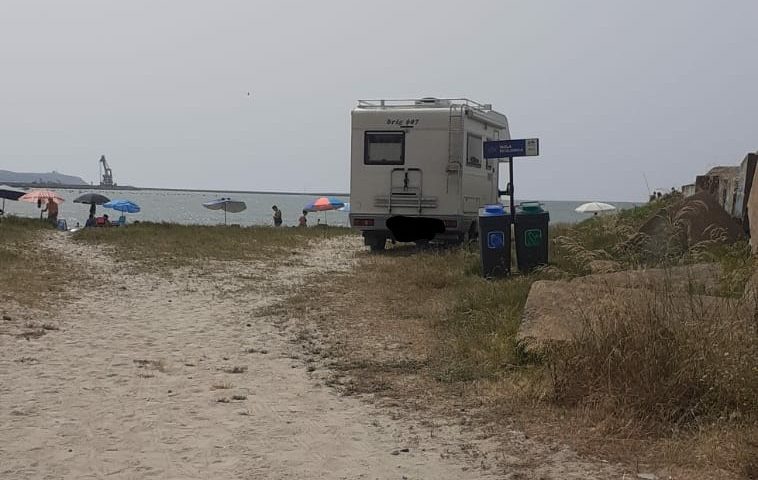 Giorgino, cagliaritano con il camper in spiaggia: multato