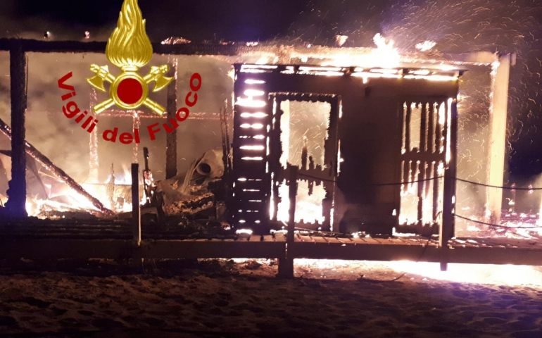 (FOTO) Chiosco in spiaggia devastato dalle fiamme nella notte