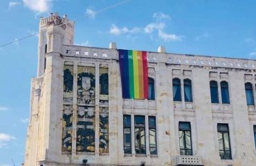 comune-di-cagliari-palazzo-civico-bandiera-arcobaleno