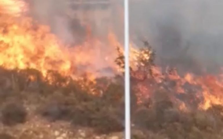 Ancora fiamme nel Cagliaritano, Sinnai nella morsa del fuoco. La testimonianza: “Il Comune faccia qualcosa, siamo intervenuti noi con le pompe”