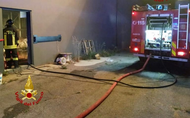 Rogo in un capannone di materiale elettrico in via Del Commercio a Cagliari