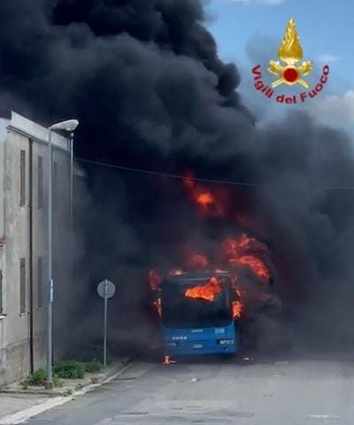 Villanovafranca, incendio di un bus Arst, l’autista mette in salvo 15 persone