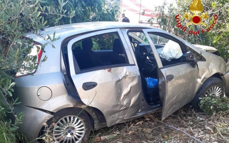 Terribile incidente nelle strade sarde, auto esce fuori strada e si ribalta: 4 ragazzi feriti e uno in codice rosso al Brotzu