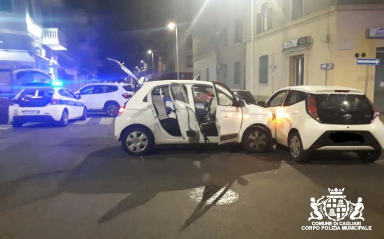 Cagliari, incidente nella notte: auto brucia uno stop, tre ragazzi al pronto soccorso