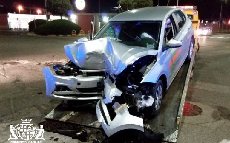 Brutto incidente stradale a Cagliari, auto “car sharing” sbanda in viale Ciusa e si scontra contro il muro: 21enne in codice rosso, a bordo anche una minorenne