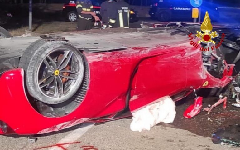 Ferrari si schianta contro il muro di un’abitazione a Serdiana: feriti gravemente due uomini
