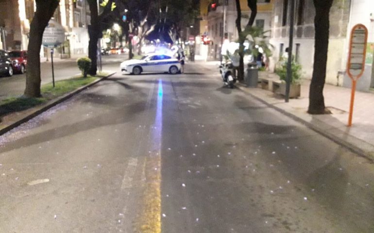 Incidente stradale in pieno centro a Cagliari, scooterone tampona un’auto e due 18enni finiscono sull’asfalto: uno è in codice rosso