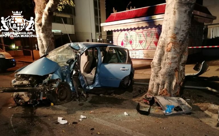 Incidente stradale nella notte a Cagliari, auto esce dalla carreggiata e si schianta contro un albero: 24enne in codice rosso