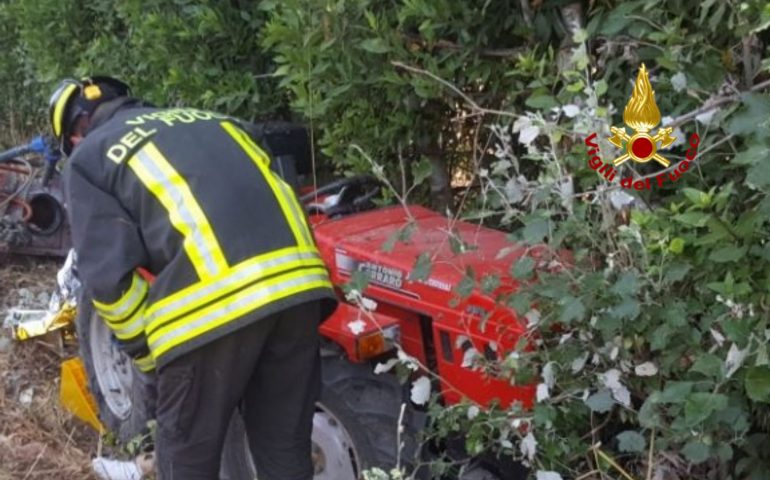 Auto tampona un trattore: uomo muore schiacciato dal mezzo agricolo