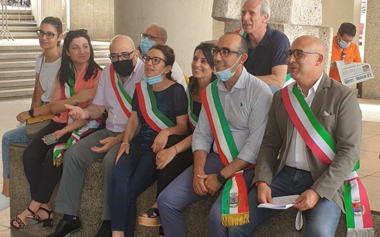 Carenza di medici nei paesi della Sardegna: sindaci manifestano davanti al Palazzo della Regione