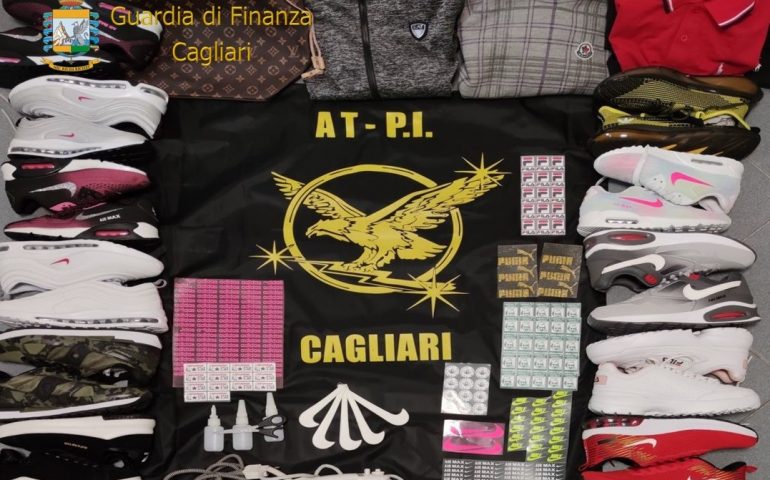 Cagliari, oltre 12mila tra scarpe e indumenti contraffatti in casa: denunciato un cittadino senegalese