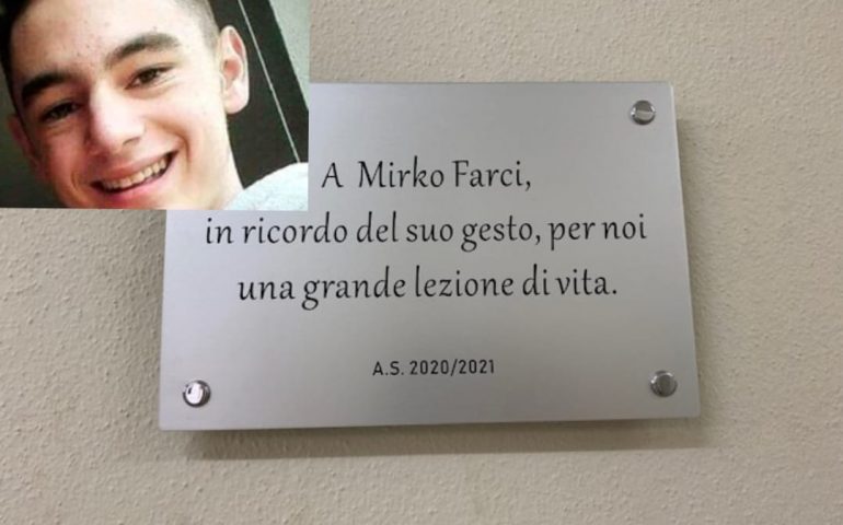 Tortolì, a Mirko Farci il diploma di maturità e una targa da parte della sua scuola