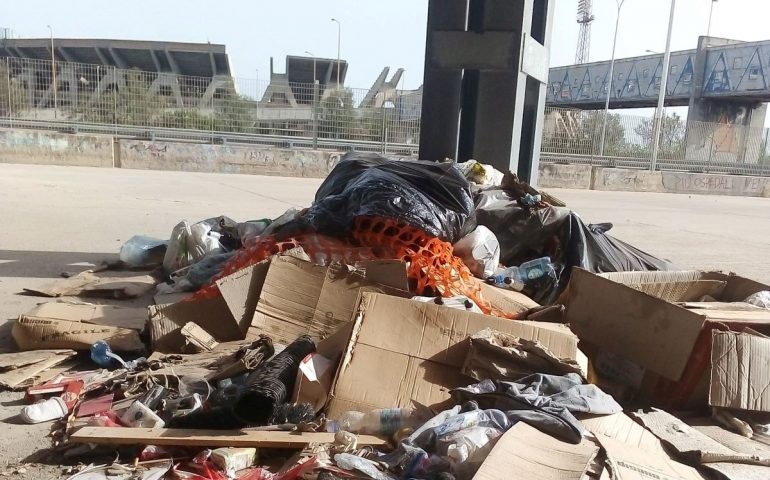 Cagliari, gli incivili ovunque. Rifiuti di ogni genere abbandonati allo skatepark di Monte Mixi: le foto