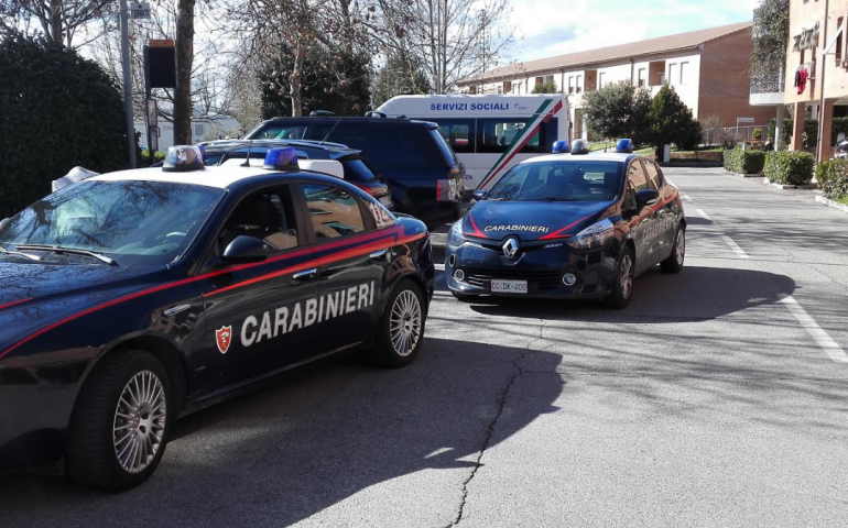 Accoltella il figlio 30enne a un fianco: denunciato dai carabinieri